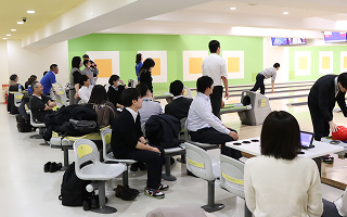 ボウリング大会のひとコマ