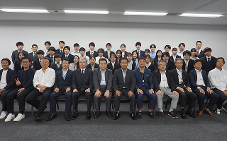 育成成果発表会の集合写真
